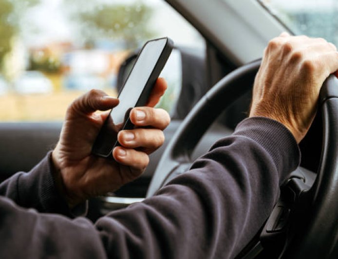 Multa por Uso de Celular ao Volante: Uma Questão de Segurança e Conscientização