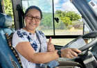 Mulher conquista habilitação para dirigir ônibus e rompe barreiras em setor historicamente masculino