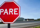 Placa PARE: o que ela realmente exige no trânsito e por que é tão importante respeitar