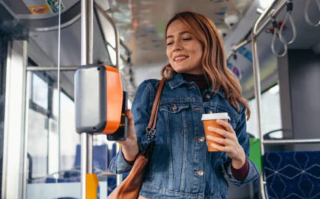 Por que algumas cidades estão eliminando cobradores nos ônibus e modernizando o transporte