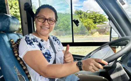 Mulher conquista habilitação para dirigir ônibus e rompe barreiras em setor historicamente masculino