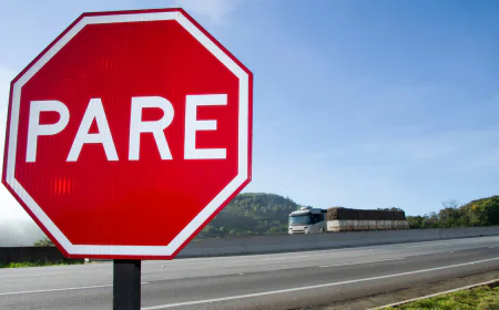 Placa PARE: o que ela realmente exige no trânsito e por que é tão importante respeitar