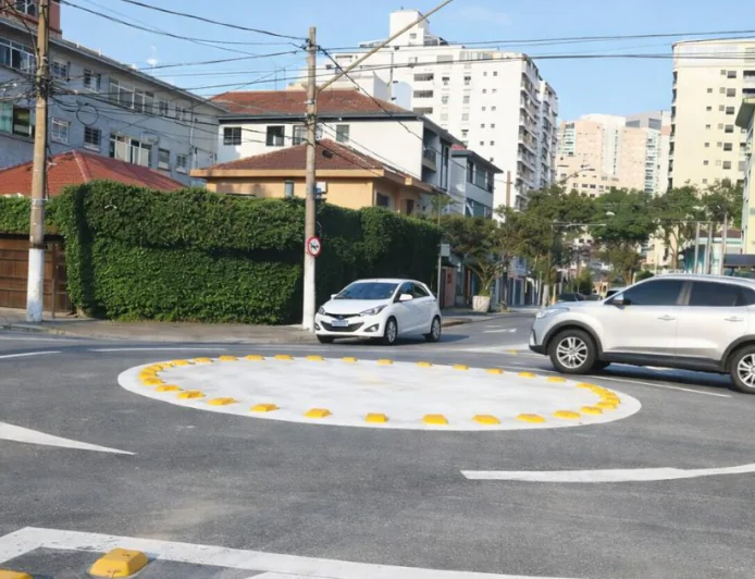 Como funciona a prioridade em rotatórias