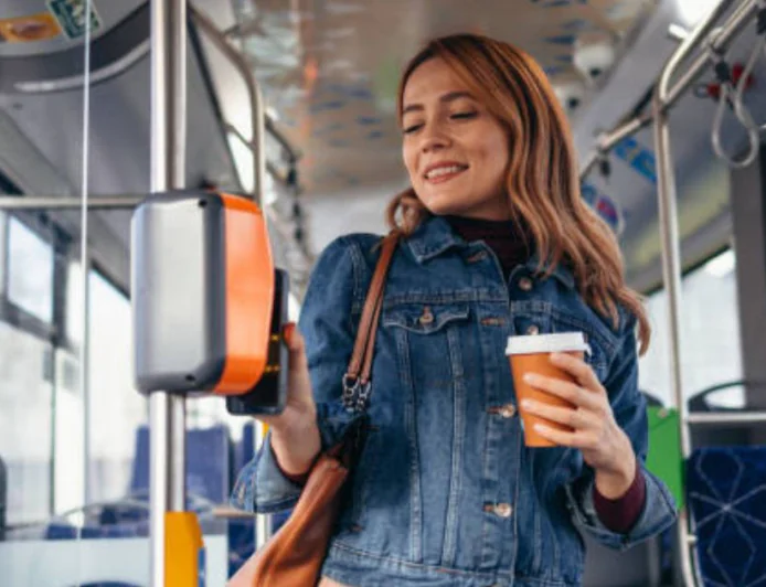 Por que algumas cidades estão eliminando cobradores nos ônibus e modernizando o transporte