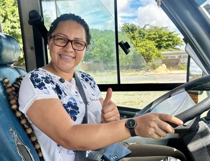 Mulher conquista habilitação para dirigir ônibus e rompe barreiras em setor historicamente masculino