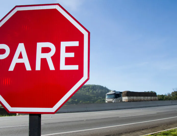 Placa PARE: o que ela realmente exige no trânsito e por que é tão importante respeitar