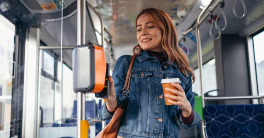 Por que algumas cidades estão eliminando cobradores nos ônibus e modernizando o transporte