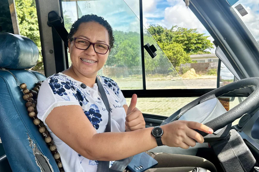 Mulher conquista habilitação para dirigir ônibus e rompe barreiras em setor historicamente masculino