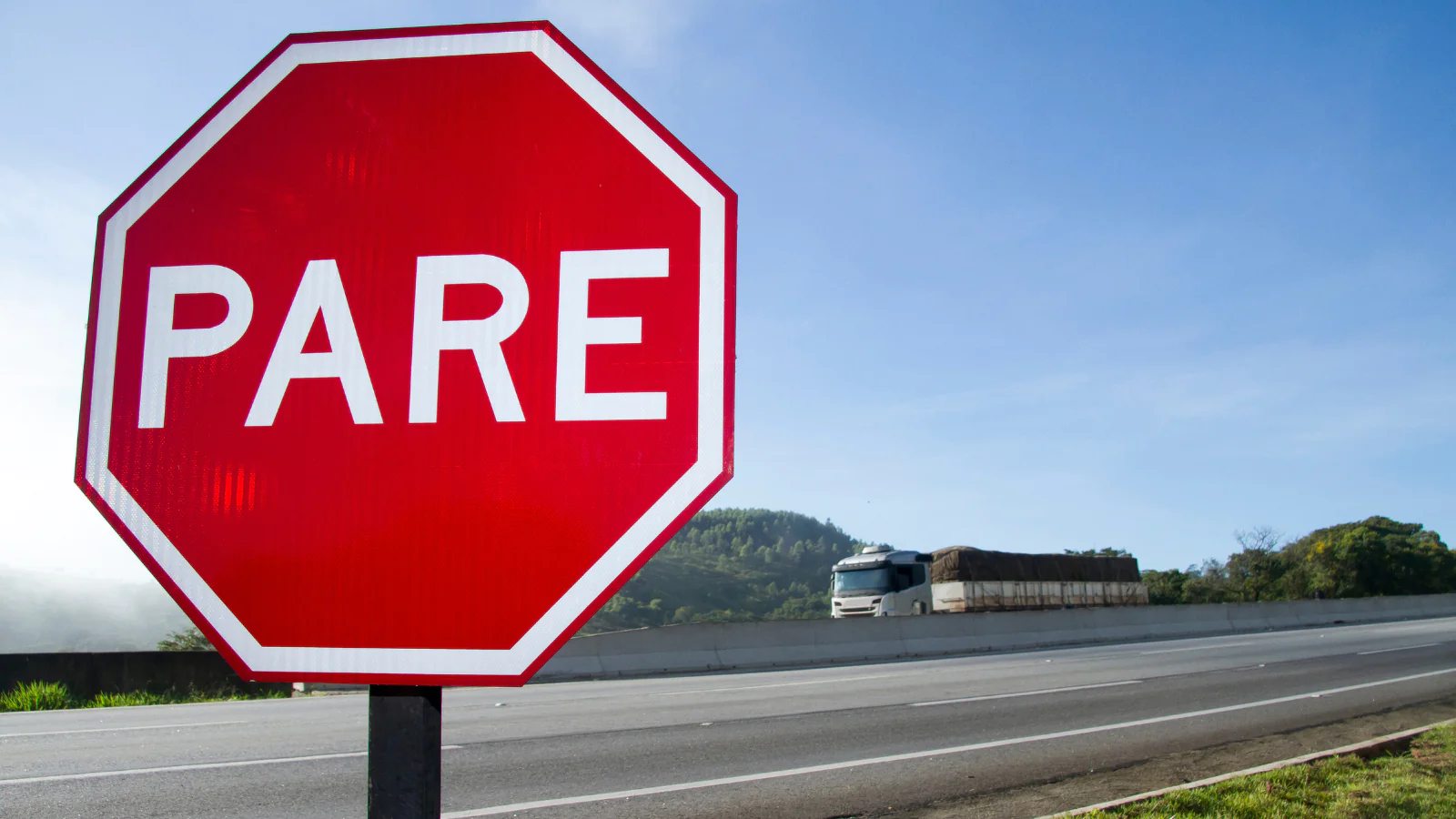 Placa PARE: o que ela realmente exige no trânsito e por que é tão importante respeitar