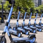 Patinetes Elétricos Jet estacionados em praça urbana, mostrando mobilidade sustentável
