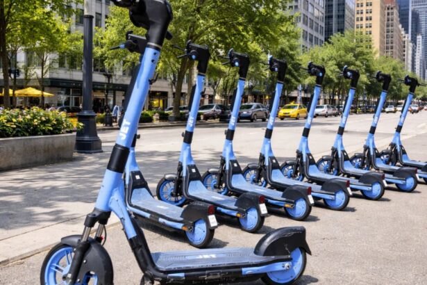 Patinetes Elétricos Jet estacionados em praça urbana, mostrando mobilidade sustentável