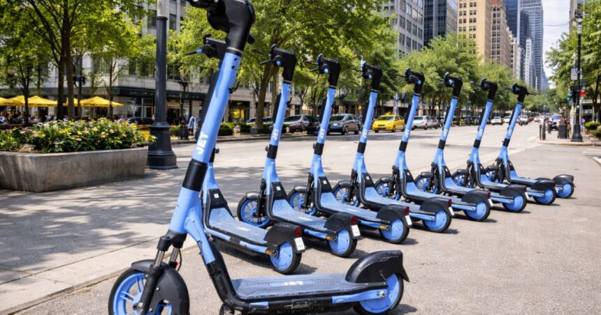 Patinetes Elétricos Jet estacionados em praça urbana, mostrando mobilidade sustentável