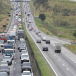 Carros e motos circulando, ilustrando normas do Código de Trânsito Brasileiro.