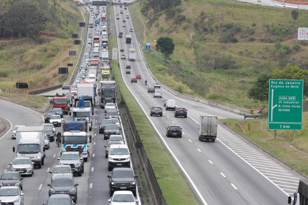 Carros e motos circulando, ilustrando normas do Código de Trânsito Brasileiro.