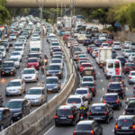 Vários veículos em circulação, ilustrando regras do Código de Trânsito Brasileiro (CTB).