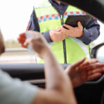 Motorista preocupado enquanto lê notificação de suspensão pelo Detran.