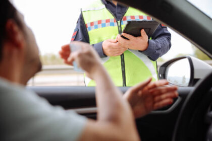 Motorista preocupado enquanto lê notificação de suspensão pelo Detran.