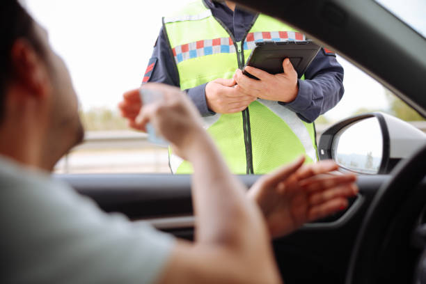 Motorista preocupado enquanto lê notificação de suspensão pelo Detran.