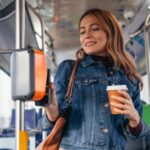 Passageiros entrando em ônibus com catraca automática e pagamento digital