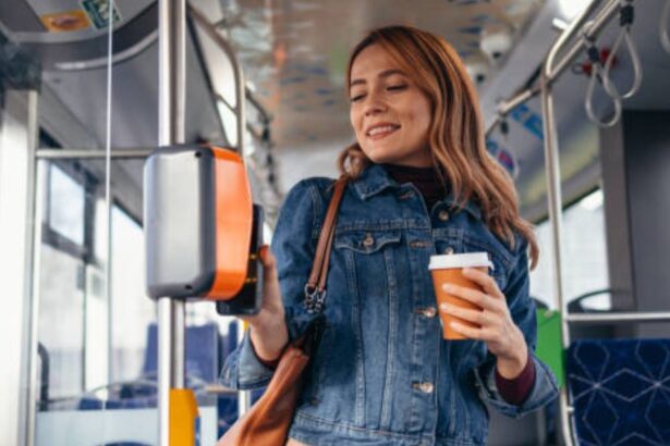 Passageiros entrando em ônibus com catraca automática e pagamento digital