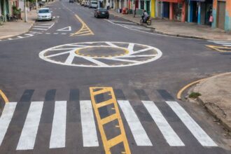 rotatória onde motoristas ficam em dúvida sobre preferência