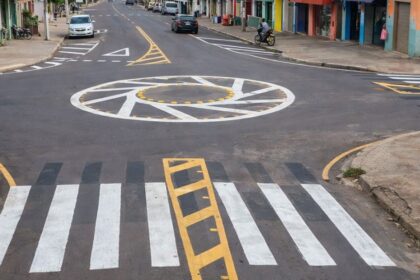 rotatória onde motoristas ficam em dúvida sobre preferência