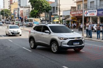 SUV prata com vidros fumê buzinando em uma avenida urbana. Ondas sonoras vermelhas gráficas emanam da grade frontal do veículo sobre o asfalto. Pedestres na calçada e trânsito organizado ao fundo sob luz do dia.