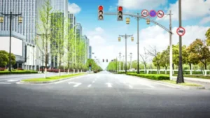 via urbana brasileira com sinalização bem visível (placas, faixas, semáforo)