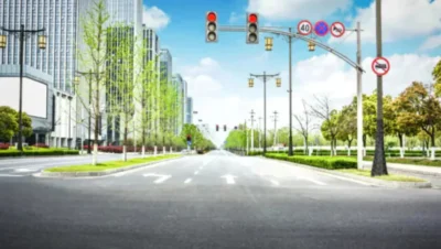 via urbana brasileira com sinalização bem visível (placas, faixas, semáforo)